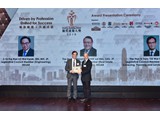 33. QBA2018_Souvenir present toHon Advisor
