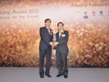 Ir Dr. Eddie Lam hand over the chair baton to Ir Alkin Kwong, Chairman of Hong Kong Institution of Engineers V Building Division L֮Ѥu{vդhNDuܭu{vǷ|سyDuKmu{v