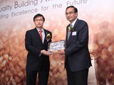 Ir Dr. Eddie Lam present souvenir to QBA2012 Honorary Advisor Hon. Prof. Patrick Lau, SBS, JP BqĳSBSӥԤh~