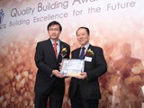Ir Dr. Eddie Lam present souvenir to QBA2012 Honorary Advisor Ir Dr. Hon. HO Chung Tai, Raymond, SBS, S.B.St., JP ĳSBSӥԤh~