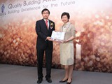 Ir Dr. Eddie Lam present souvenir to QBA2012 Honorary Patron, Mrs. Carrie Lam, JP LGZkh~